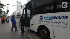 Penumpang turun dari  bus Transjakarta tujuan Kota-Blok M di Halte Pullman, Jakarta,Sabtu (10/10/2020). Moda transportasi umum Transjakarta tetap beroperasi normal, tapi untuk menurunkan penumpang tidak di lajur Bus Transjakarta karena Halte Utama Transjakarta di rusak. (merdeka.com/Imam Buhori)