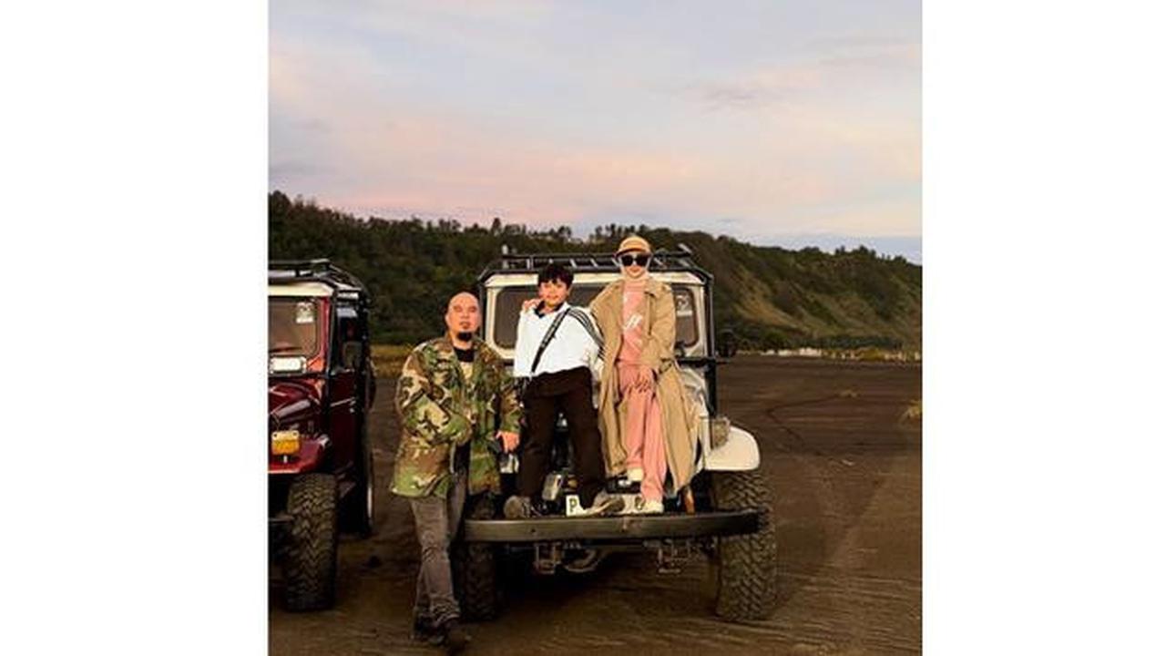5 Gaya Kasual Mulan Jameela saat Liburan di Bromo, Outer dan Topi Visor Senada