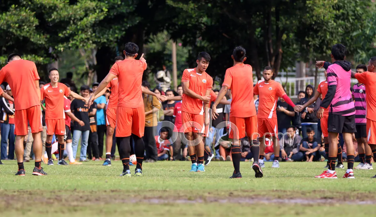 Riyuji Utomo dan suasana santai para pemain Persija Jakarta saat berlatih di Lapangan Banteng, Jakarta, Selasa (11/4/2017). Tim Persija memiliki jadwal dua minggu sekali untuk jumpa fans lewat latihan. (Bola.com/Nicklas Hanoatubun)