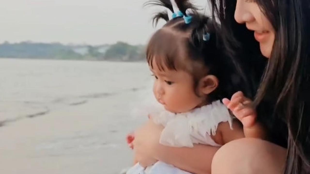 Pengalaman pertama Cundamani ke pantai langsung mengarah ke tempat yang sangat cantik dengan pemandangan yang memukau.