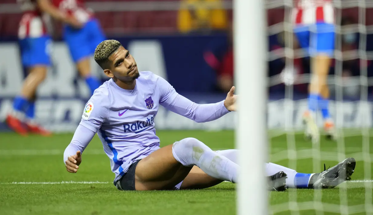 Ronald Araujo. Ronald Koeman mempercayakan bek tengah Uruguay berusia 22 tahun ini menggantikan posisi Gerard Pique yang tengah cedera pada musim lalu. Bersama Ronald Koeman, ia telah tampil dalam 42 laga dengan torehan 3 gol dan 1 assist. (AP/Manu Fernandez)