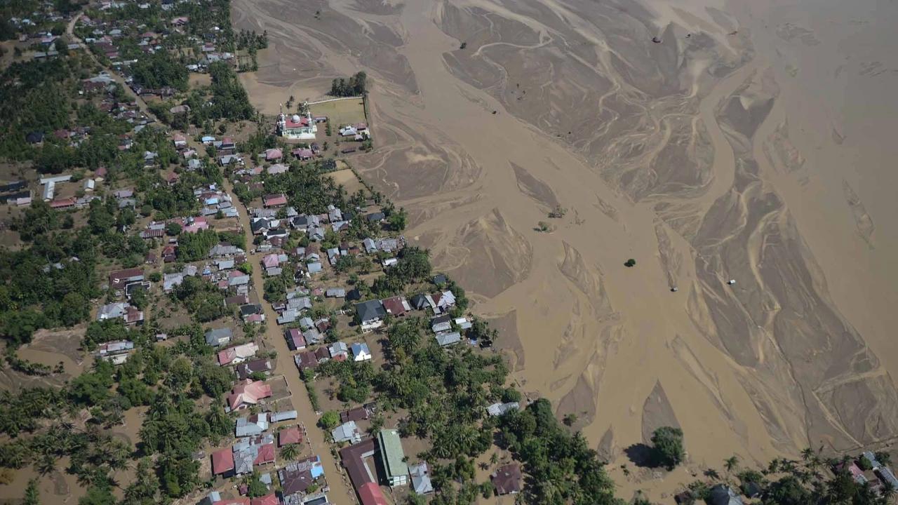 FOTO: Pemandangan Udara Rumah-Rumah Warga Pidie Jaya yang Tertimbun Lumpur
