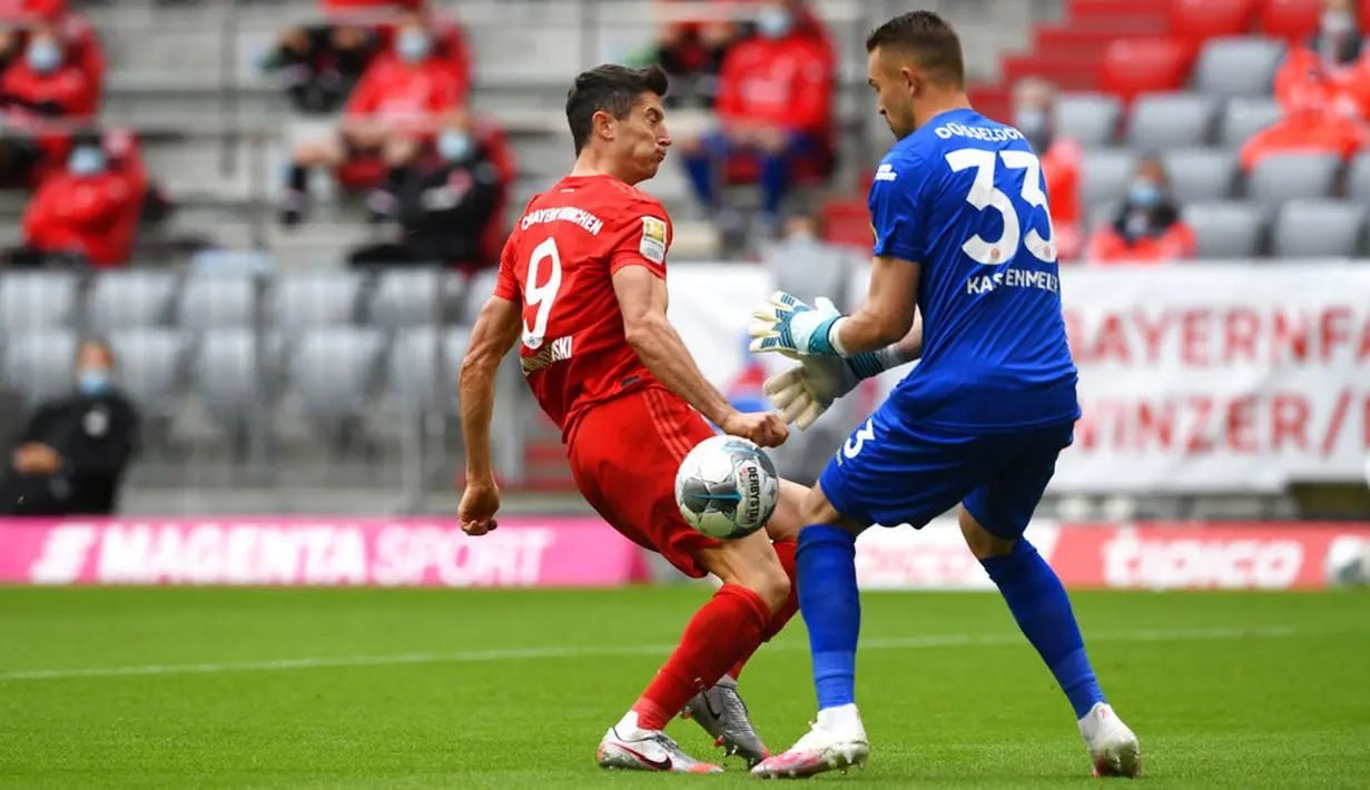 Pemain Bayern Munchen, Florian Kastenmeier, berebut bola dengan pemain Fortuna Duesseldorf, Florian Kastenmeier, pada laga Bundesliga di Allianz Arena, Sabtu (30/5/2020). Bayern Munchen menang 5-0 atas Fortuna Duesseldorf. (AP/Christof Stache)