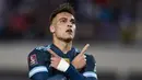 Pemain Argentina Lautaro Martinez melakukan selebrasi usai mencetak gol ke gawang Peru pada pertandingan kualifikasi Piala Dunia 2022 di Buenos Aires, Argentina, Kamis (14/10/2021). Argentina menang 1-0. (AP Photo/Gustavo Garello)