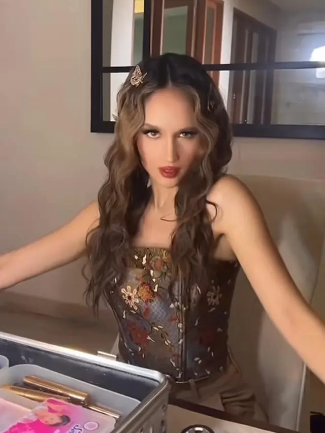 Tampilan ‘Mahal’ Cinta Laura Pakai Jepit Rambut Seharga Rp10 Ribuan