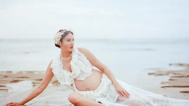 5 Potret Maternity Shoot Nadine Chandrawinata di Pantai yang Makin Menawan