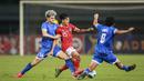 <p>Pemain Timnas Indonesia U-19, Zanadin fariz (tengah) dihadang dua pemain Filipina dalam pertandingan babak penyisihan Grup A Piala AFF U-19 yang berlangsung di Stadion Patriot Candrabhaga, Bekasi, Jumat (8/7/2022). (Bola.com/Bagaskara Lazuardi)</p>