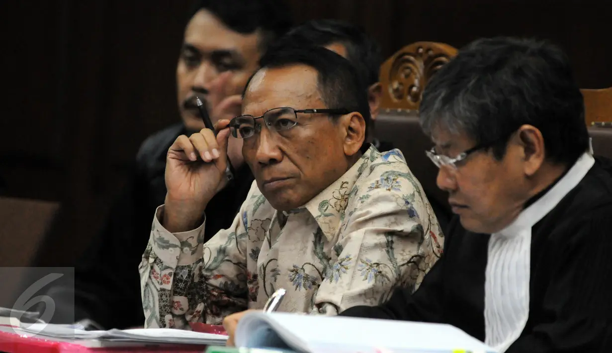 Terdakwa korupsi dan pemerasan di Kemenbudpar dan Kementerian ESDM Jero Wacik Saat menjalani Persidangan lanjutan di Pengadilan Tipikor, Jakarta Pusat, Kamis (3/12). (Liputan6.com/Helmi Afandi)