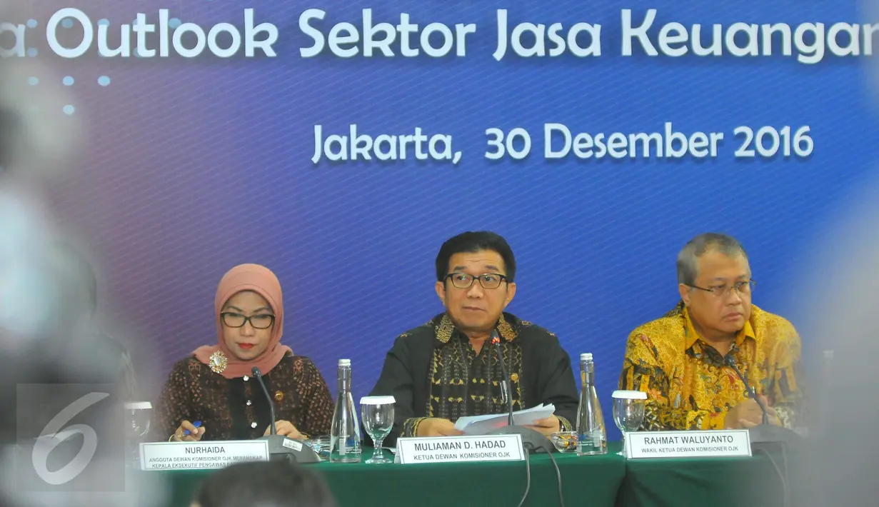 Ketua OJK, Muliaman Hadad saat konferensi pers, Jakarta, Jumat (30/12). Tingkat kesehatan lembaga jasa keuangan juga masih dalam kondisi terjaga yang didukung tingkat permodalan yang tinggi dan likuiditas yang memadai. (Liputan6.com/Angga Yuniar)