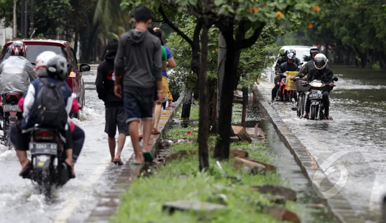 Curah hujan yang tinggi di Jakarta menyebabkan sejumlah kawasan terendam banjir. Dua sisi jalan di sekitar Danau Sunter terendam air dengan ketinggian bervariasi, Jakarta, Selasa (10/2/2015). (Liputan6.com/Faizal Fanani)