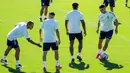 Pemain Spanyol Ferran Torres (kanan) menghadiri sesi latihan tim di sebelah rekan satu timnya di Las Rozas, Madrid, Spanyol, Senin (5/7/2021). Spanyol akan bermain melawan Italia pada pertandiangan semifinal Euro 2020. (AP Photo/Manu Fernandez)