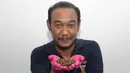 Pengusaha Thatnat Chanthatham menunjukkan jangkrik di pertanian Smile, Provinsi Ratchaburi, Thailand, Kamis (3/10/2019). Pengusaha Thailand tersebut mengembangkan bisnis jangkrik panggang dengan berhasil menembus toserba dan supermarket. (AP Photo/Sakchai Lalit)