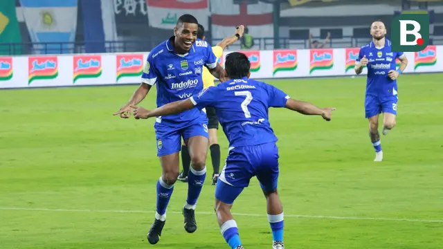 Foto: Persib Bandung Terlalu Superior, Persis Solo Tak Berdaya Hadapi 10 Pemain Maung Bandung di BRI Super League
