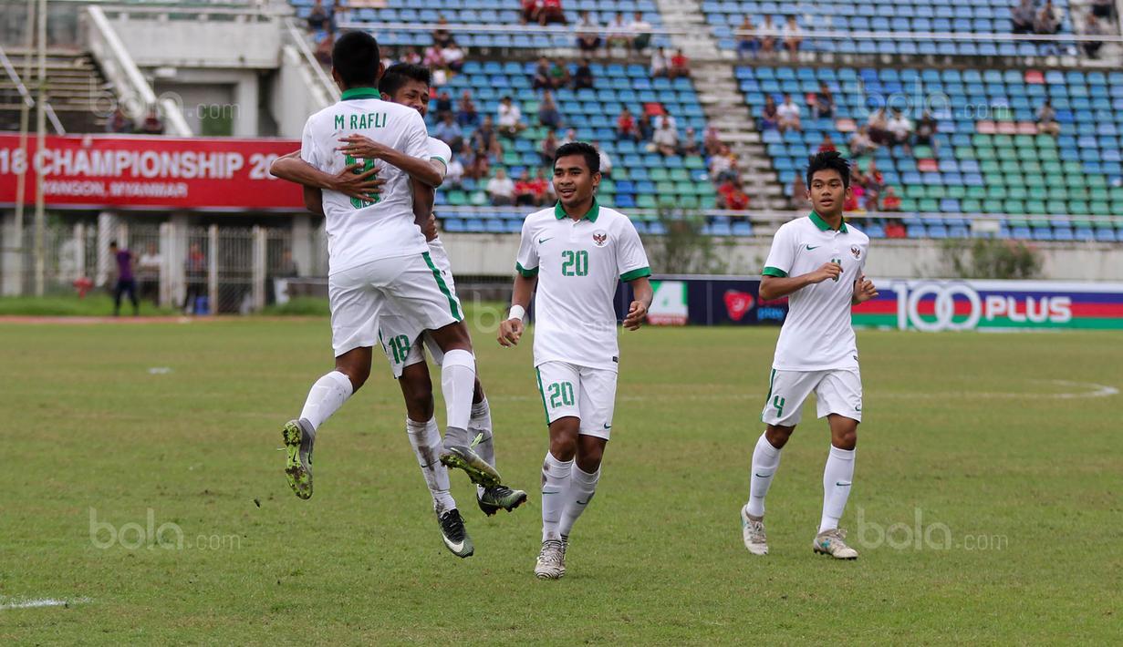 Pemain Timnas Indonesia U-19, merayakan gol yang dicetak oleh Rafli Mursalim ke gawang Myanmar pada laga Piala AFF U-18 di Stadion Thuwunna, Minggu (17/9/2017). Indonesia menang 7-1 atas Myanmar. (Liputan6.com/Yoppy Renato)