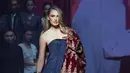 Supermodel dan mantan VS angel’s Romee Strijd turut hadir mengenakan dress dan kain batik. [IG/kikyhapsarii]