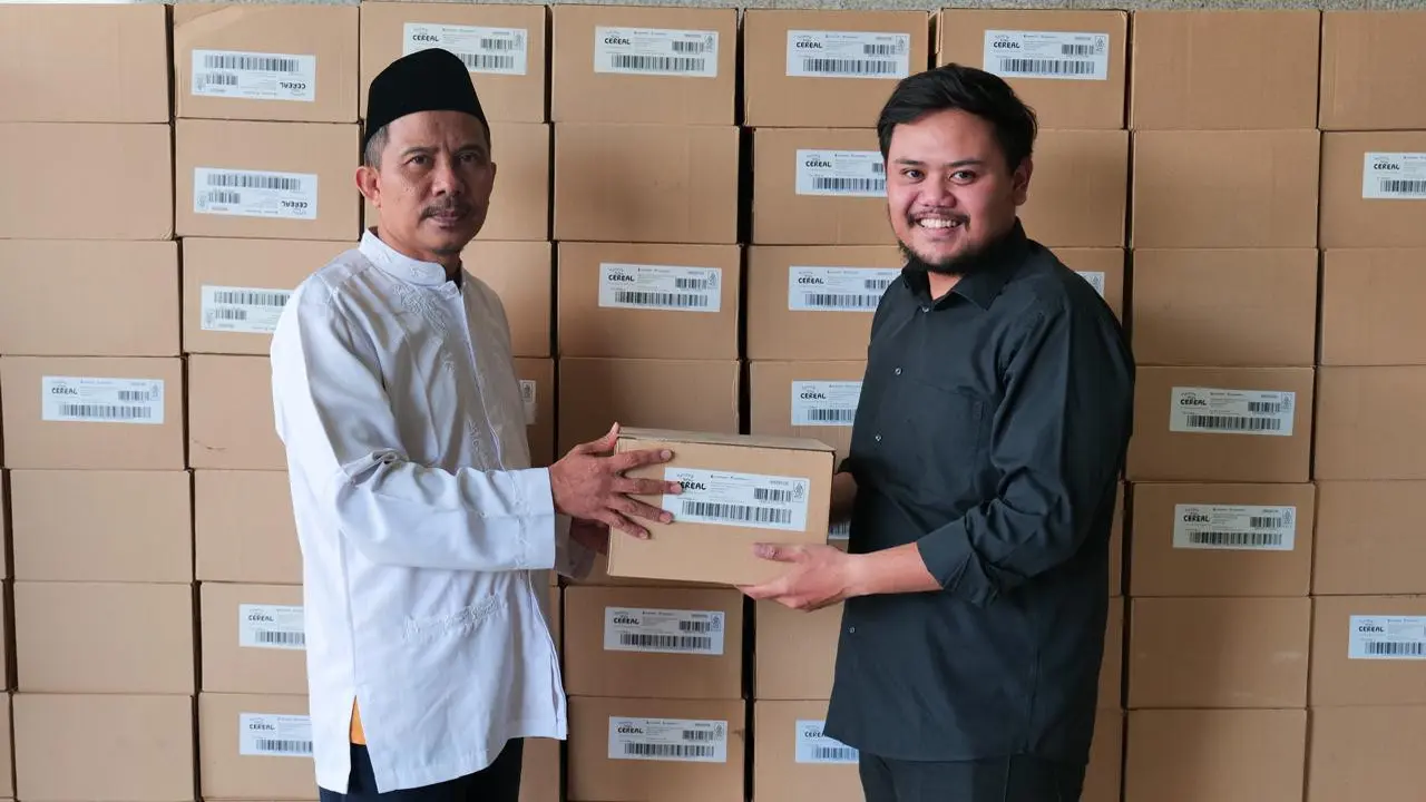 Digital Marketing Manager Yummy Bites, Bian Luthfan saat menyerahkan 6.000 MPASI ke Kepada Bidang IV Administrasi SDM dan Umum Baznas Bazis Provinsi DKI Jakarta (Istimewa)