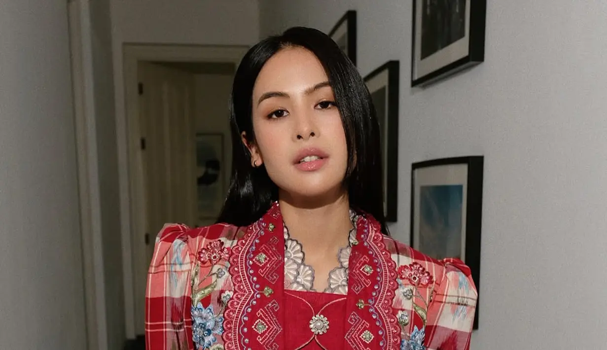 Tumpukan kebaya apik ini dipadu dengan baggy jeans yang bikin tampilannya kian edgy [@kunsoomakeupartist]