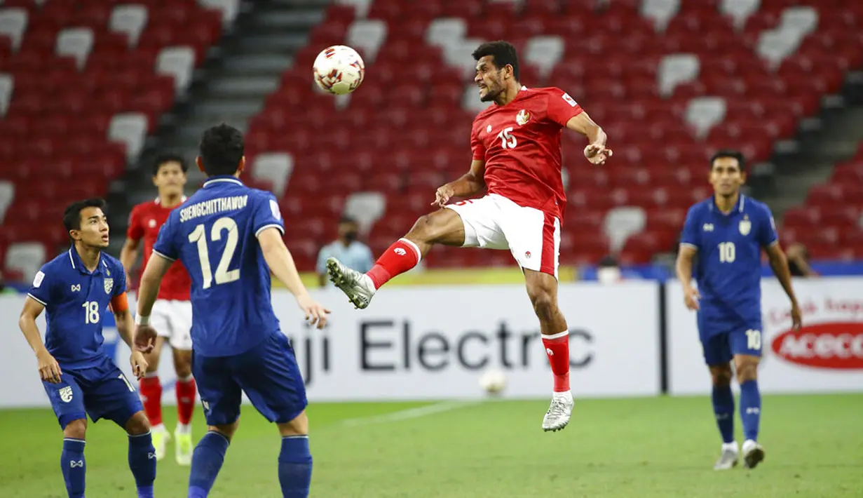 Pemain Indonesia Ricky Richardo Kambuaya (kedua kanan) melompat untuk merebut bola saat melawan Thailand pada pertandingan sepak bola leg kedua final Piala AFF 2020 di National Stadium, Singapura, Sabtu (1/1/2022). Pertandingan berakhir dengan skor 2-2. (AP Photo/Suhaimi Abdullah)