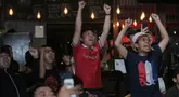 Wajah semringah diperlihatkan anggota komunitas United Indonesia dalam acara Roaring Night Liga Inggris 2023/2024 antara Manchester United (MU) melawan Everton di Bunker Terrace Cafe di Java Palace Hotel Jababeka, Cikarang, Sabtu (9/3/2024) malam WIB. MU sukses menekuk Everton dengan dua gol tanpa balas berkat dua gol penalti Bruno Fernandes dan Marcus Rashford. (Bola.com/Pradipta Rama Baskara)