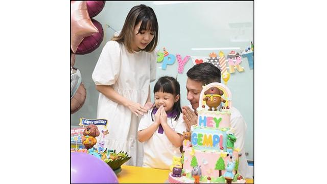 Tak lupa, dalam momen tersebut Gempi memanjatkan doa bersama kedua orangtuanya.