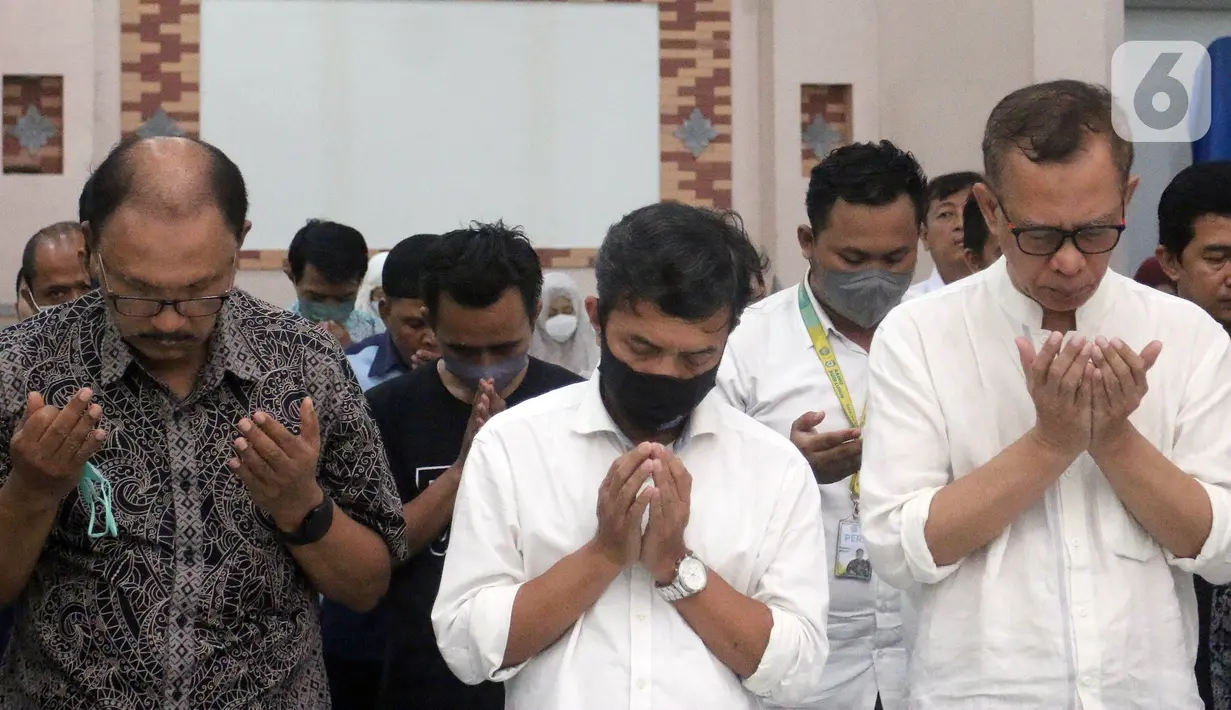 Pengurus Dewan Pers menggelar salat gaib untuk mendiang Ketua Dewan Pers Azyumardi Azra di Hall Gedung Dewan Pers, Kebon Sirih, Jakarta, Senin (19/9/2022). Ketua Dewan Pers 2022-2025 Azyumardi Azra wafat di Malaysia karena serangan jantung. (merdeka.com/Arie Basuki)
