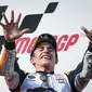 Pembalap Repsol Honda, Marc Marquez, meraih gelar juara dunia yang kedelapan setelah finis terdepan pada MotoGP Thailand di Chang International Circuit, Buriram, Minggu (6/10/2019). (AFP/Lillian Suwanrumpha)