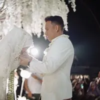 Adiba Khanza anak mendiang Uje dan Umi Pipik resmi dipersunting Egy Maulana Vikri. Pernikahan digelar secara khidmat dan haru pada Minggu (10/12). Berikut beberapa potret pernikahan Adiba dan Egy. [tiktok.com/@antzcreator]