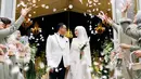 Melepas masa lajang, Indah Nada Puspita menggelar pernikahan intimate. Ia mengenakan gaun putih dengan potongan mermaid. (Foto: Instagram/ Indah Nada Puspita)
