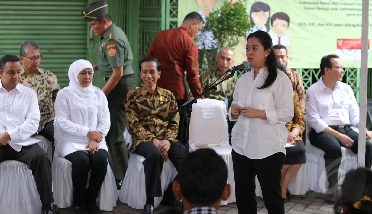 Menko PMK Puan Maharani menyampaikan pengarahan saat pembagian Kartu Indonesia Sehat (KIS), Kartu Indonesia Pintar dan Kartu Keluarga Sejahtera (KKS) kepada warga di Penjaringan, Jakarta, Rabu (13/5). (Liputan6.com/Faizal Fanani)