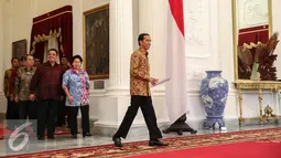 Presiden Jokowi didampingi Pansel Calon Anggota Komisi Yudisial saat akan memberi keterangan pers terkait hasil seleksi calon anggota KY, di Istana Merdeka, Jakarta, Rabu (3/9/2015). (Liputan6.com/Faizal Fanani)