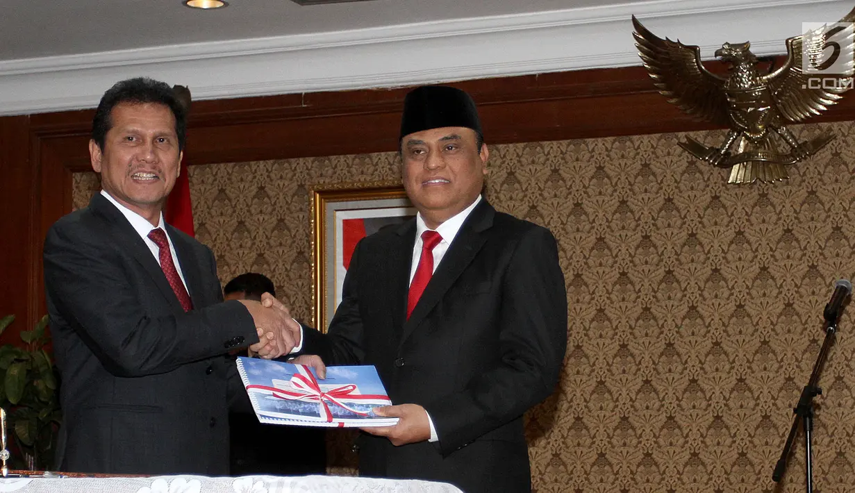 Mantan Menteri Pendayagunaan Aparatur Negara dan Reformasi Birokrasi (PANRB) Asman Abnur dan MenPAN RB yang baru Komjend Pol Syafruddin berpose bersama saat sertijab di Kantor Kementerian PANRB, Jakarta, Rabu (15/8). (Liputan6.com/Fery Pradolo)