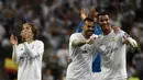 Striker Real Madrid, Jese Rodriguez dan Cristiano Ronaldo merayakan kemenangan atas Manchester City pada laga Liga Champions di Stadion Santiago Bernabeu, Rabu (4/5/2016). Jese resmi meninggalkan PSG dan bergabung ke Stoke City. (AFP/Gerard Julien)