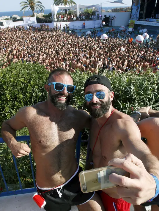Peserta Gay saat berselfie disela – sela Festival Circuit Vilassar de Dalt di  Barcelona, Spanyol, Senin (11/8/2015). Sekitar 8.000 kaum gay dan lesbian meramaikan Festival ini. (REUTERS/Albert Gea)