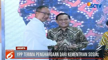 Penghargaan yang diberikan oleh Mensos Agus Gumiwang Kartasasmita ini diterima Direktur Utama Indosiar yang sekaligus Ketua Umum YPP.