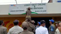 Petugas Satuan Polisi Pamong Praja (Satpol PP) Banyuwangi, Menertibkan Gerai Rapid Tets Antigen  di Kawasan Pelabuhan Ketapang (Hermawan Arifianto/Liputan6.com)