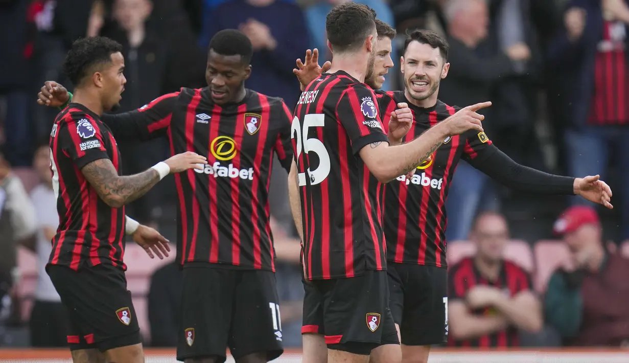 Selebrasi para pemain Bournemouth merayakan gol pertama ke gawang Manchester United yang dicetak Dominic Solanke pada laga pekan ke-33 Premier League 2023/2024 di Vitality Stadium, Bournemouth, Sabtu (13/4/2024). (AP Photo/Kirsty Wigglesworth)