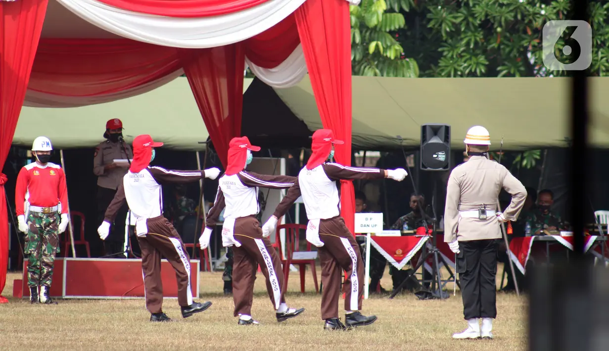 Anggota Pasukan Pengibar Bendera Pusaka (Paskibraka) melakukan saat latihan di Lapangan PP-PON, Jakarta, Selasa (11/8/2020). Latihan ini persiapan jelang pelaksanaan Upacara Peringatan 75 tahun Kemerdekaan Indonesia di Istana Negara, Jakarta. (Liputan6.com/Helmi Fithriansyah)