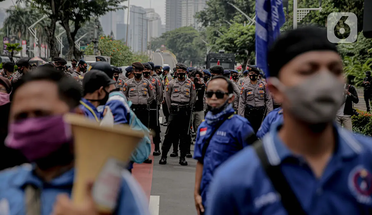 Sejumlah aparat kepolisian bersiaga untuk menjaga keamanan di di sekitar Gedung DPR/MPR RI, Jakarta, Jumat (14/8/2020). Pengamanan ekstra tersebut untuk mengantisipasi rencana unjuk rasa menolak RUU Cipta Kerja yang bertepatan dengan Sidang Tahunan di Gedung DPR. (Liputan6.com/Faizal Fanani)