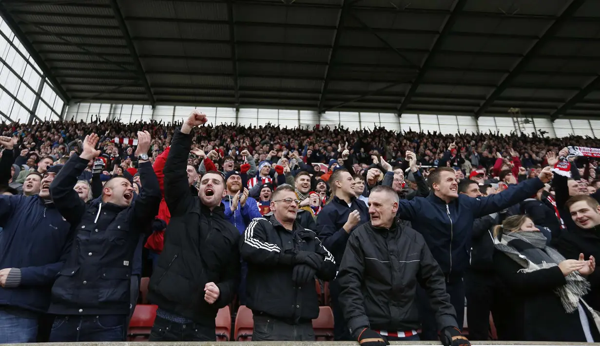 Suporter Stoke City merayakan kemenangan atas Manchester City pada Lanjutan Liga Premier Inggris di Stadion Britania, Sabtu (5/12/2015).  (Reuters/Carl Recine)
