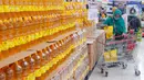 Pengunjung memasukkan minyak goreng kemasan ke dalam keranjang belanja di toko digital Scan and Go, CBD Ciledug, Tangerang, Banten, Rabu (8/3/2023). Sejumlah sektor usaha yakni ritel, makanan minuman, dan fesyen diprediksi bakal melonjak saat momen Ramadan tahun ini. (Liputan6.com/Angga Yuniar)