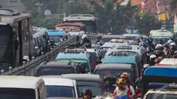 Sejumlah kendaraan bermotor terjebak kemacetan di Jalan Jatinegara Barat, Jakarta, Rabu (27/8/2014)(Liputan6.com/Faizal Fanani)