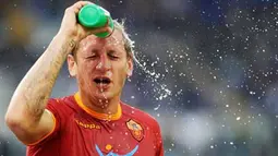 AS Roma French defender Philippe Mexes sprays water on his face during the Italian serie A football match against Lazio at the Olympic stadium in Rome on November 7, 2010. AFP PHOTO / ALBERTO PIZZOLI 