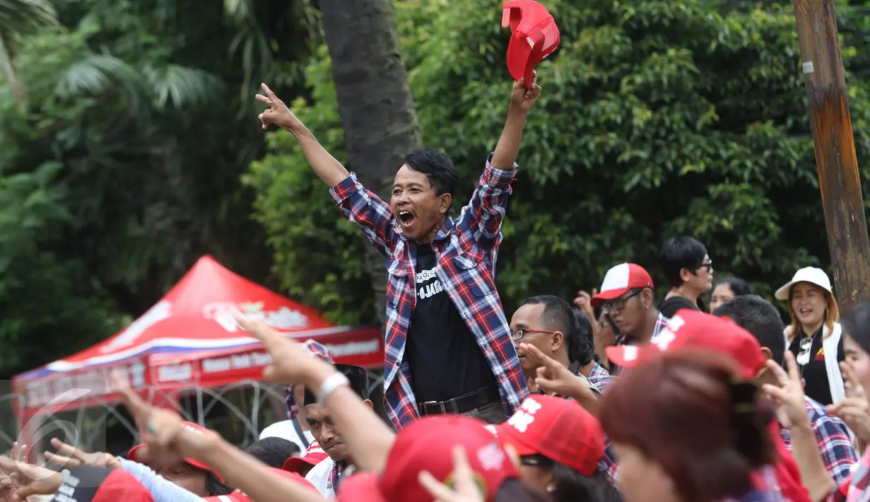 Massa pendukung Basuki T Purnama (Ahok) meneriakkan yel-yel di depan Gedung Kementerian Pertanian, Jakarta, Rabu (29/3). Dalam sidang ke-16 tersebut tim kuasa hukum menghadirkan 7 saksi ahli untuk meringankan Ahok. (Liputan6.com/Immanuel Antonius)