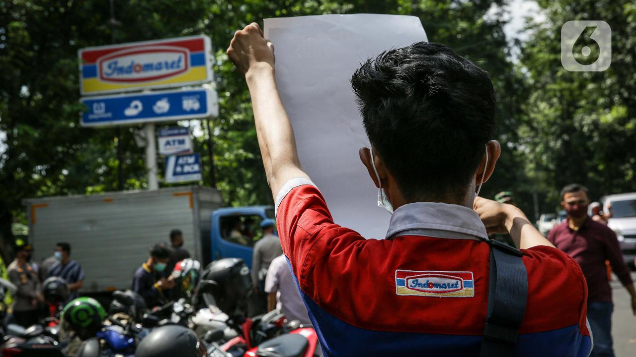 FOTO: Buruh Geruduk Kantor Indomaret