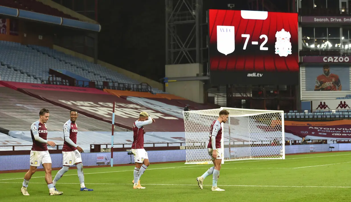 Pemain Aston Villa Jack Grealish (kiri) melakukan selebrasi usai mencetak gol ke gawang Liverpool pada pertandingan Liga Premier Inggris di Stadion Villa Park, Birmingham, Inggris, Minggu (4/10/2020). Aston Villa mengalahkan Liverpool 7-2. (Peter Powell/Pool via AP)