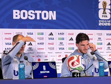 Pelatih Timnas Inggris, Thomas Tuchel (kiri), bersama gelandang Timnas Inggris, Declan Rice, menghadiri konferensi pers di Media Center Boston, Amerika Serikat, Senin (22/6/2026). Keduanya menjawab berbagai pertanyaan media terkait kondisi tim dan persiapan The Three Lions menghadapi lanjutan fase grup Piala Dunia 2026. (KLY Sports/Hery Kurniawan)