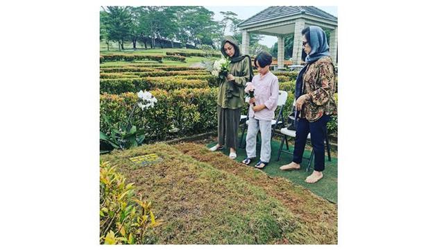 7 Potret BCL Kembali Ziarah ke Makam Ashraf Setelah Manggung, Tetap Tegar