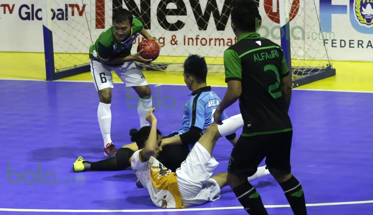 kiper Antam Jakarta, Alit Tri Rahmadi, mengamankan gawangnya dari serangan pemain Vamos Mataram dalam laga Seri III Grup B Wilayah Timur Pro Futsal League 2016 di GOR 17 Desember, Mataram, NTB, Minggu (13/3/2016). (Bola.com/Arief Bagus)