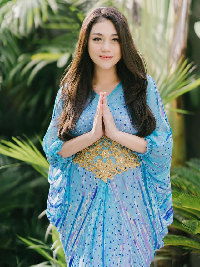 Celine Evangelista Buka Suara Soal Kabar Mualaf Showbiz Liputan6 Com