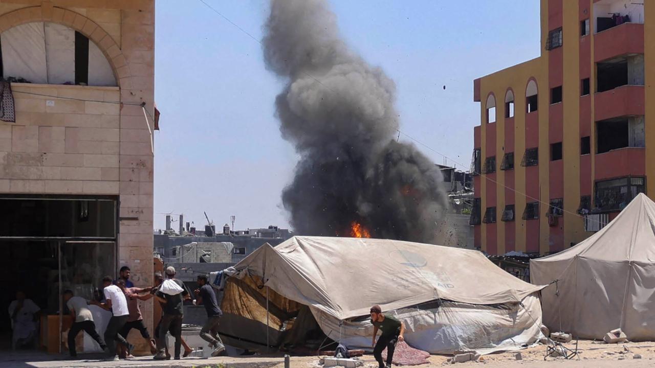 Judul: Detik-Detik Roket Israel Hantam Gedung di Gaza